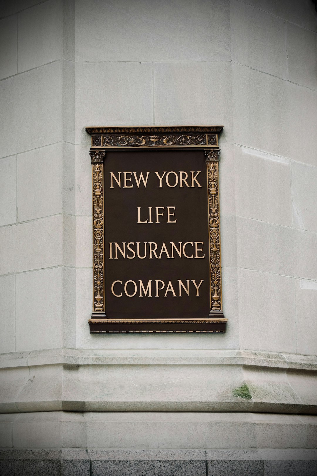 Home new-york-life-insurance-company-sign-on-building-y21fkf-wx9g